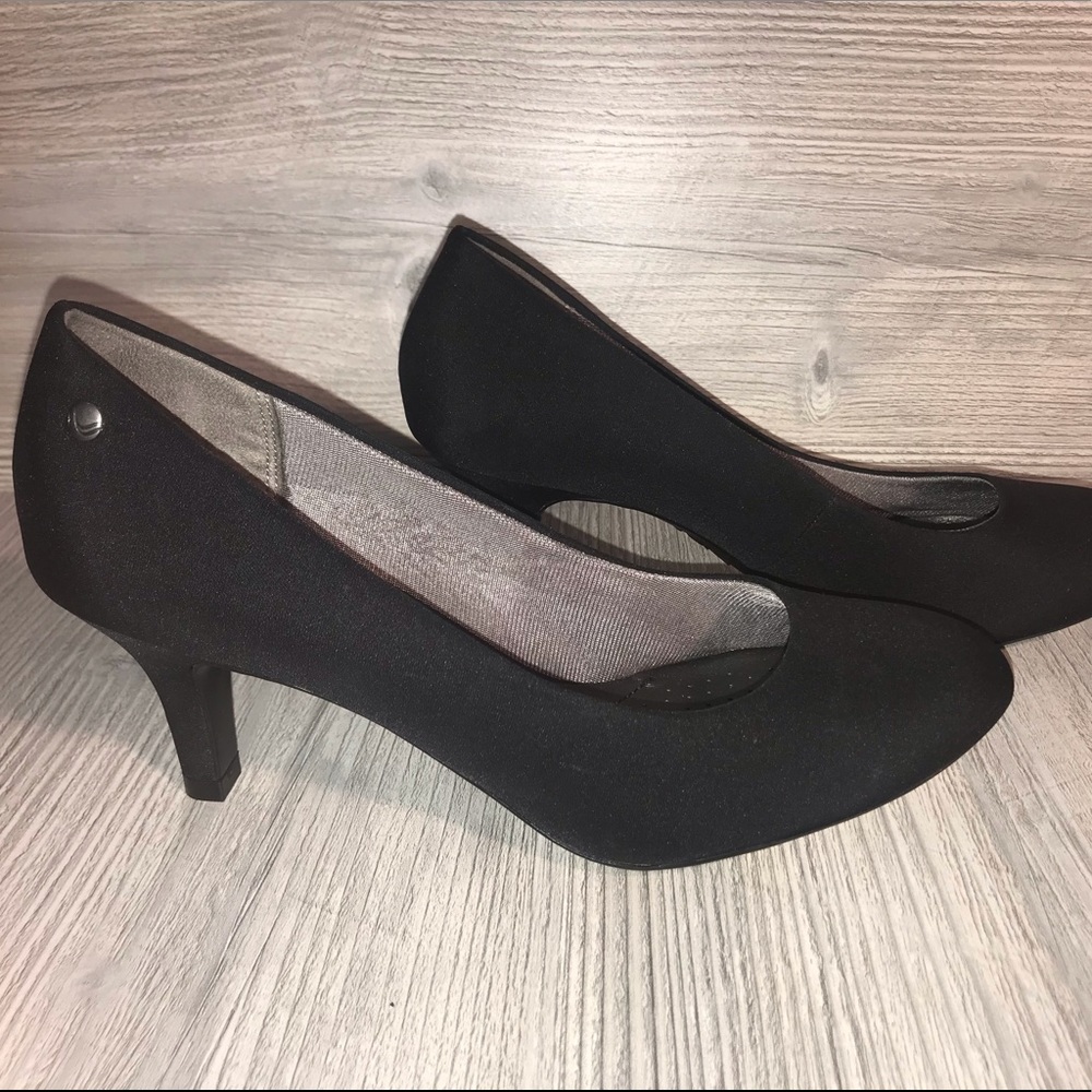 Life Stride Womens Black Slip On Pumps